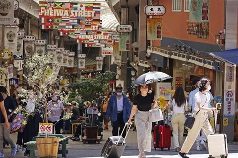 Người dân trên đường phố tại Shizuoka, Atami (Nhật Bản), ngày 27/6/2022. (Ảnh: Kyodo/TTXVN)
