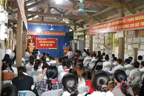 Học sinh tham gia lễ khai giảng năm học mới của Trường Trung học Cơ sở Tạ Khoa được tổ chức tại nhà văn hóa bản. (Ảnh: Hữu Quyết/TTXVN)