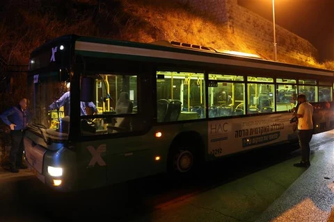Hiện trường một vụ nổ súng vào xe buýt ở Jerusalem (Israel) hồi giữa tháng Tám. (Ảnh: AFP/TTXVN)