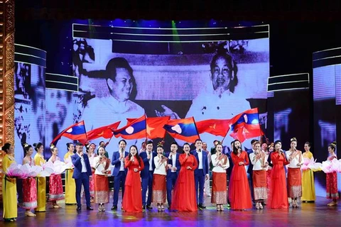 Các tiết mục văn nghệ mang lời ca, điệu múa thắt chặt tình cảm hai nước Việt Nam-Lào trong chương trình truyền hình đặc biệt "Tình sâu hơn nước Hồng Hà, Cửu Long," tại Hà Nội tối 29/8/2022. (Ảnh: Minh Đức/TTXVN)