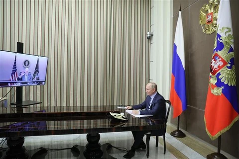 Tổng thống Nga Vladimir Putin (phải) trong cuộc hội đàm trực tuyến với người đồng nhiệm Mỹ Joe Biden (trái, trên màn hình), tại Moskva, ngày 7/12/2021. Ảnh: AFP/TTXVN