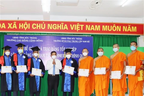 Ngày 19/3/2022, tại Sóc Trăng, Trường Cao đẳng Cộng đồng Sóc Trăng phối hợp Trường Bổ túc văn hóa Pali Trung cấp Nam Bộ tổ chức lễ bế giảng và trao bằng tốt nghiệp lớp cao đẳng sư phạm tiếng Khmer hệ chính quy khóa học 2018-2021. (Ảnh: Chanh Đa/TTXVN)