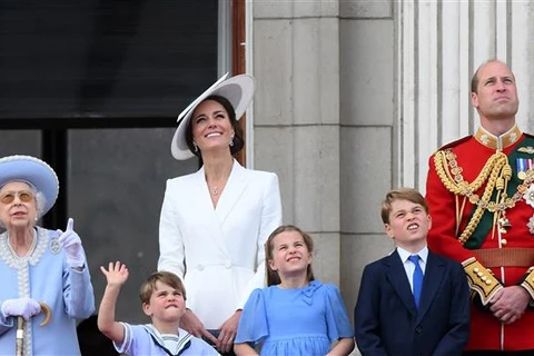 Nữ hoàng Anh Elizabeth II vẫy chào đoàn diễu hành của quân đội Hoàng gia trong đại lễ Bạch Kim kỷ niệm 70 năm trị vì, từ ban công Điện Buckingham ở London, ngày 2/6/2022. (Ảnh: AFP/TTXVN)