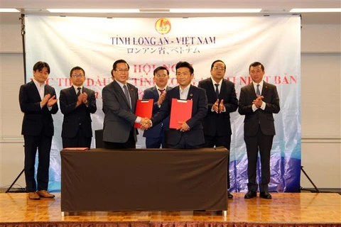 Ông Nguyễn Thanh Hải, Phó Bí thư Thường trực Tỉnh ủy Long An, chứng kiến lễ ký văn bản hợp tác giữa các doanh nghiệp của tỉnh Long An và đối tác Nhật Bản. (Ảnh: Đào Thanh Tùng/TTXVN)