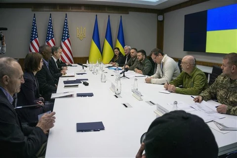 Tổng thống Ukraine Volodymyr Zelensky (thứ tư, phải) trong cuộc gặp Bộ trưởng Quốc phòng Mỹ Lloyd Austin (thứ ba, trái) và Ngoại trưởng Mỹ Antony Blinken (thứ tư, trái) tại Kiev, ngày 24/4/2022. (Ảnh: AFP/TTXVN)