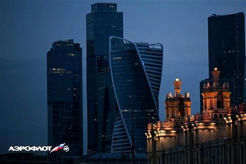 Bên ngoài tòa cao ốc Trung tâm thương mại quốc tế Moskva ở thủ đô Moskva (Nga), ngày 25/4/2022. (Ảnh: AFP/TTXVN)