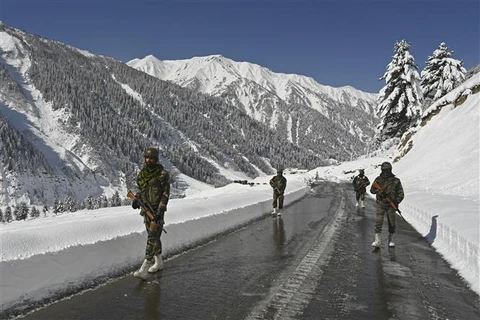 Binh sỹ Ấn Độ tuần tra gần khu vực Ladakh, ngày 28/2/2021. (Ảnh: AFP/TTXVN)