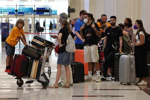 Hành khách tại sân bay quốc tế Dubai (UAE), ngày 16/8/2022. (Ảnh: AFP/TTXVN)