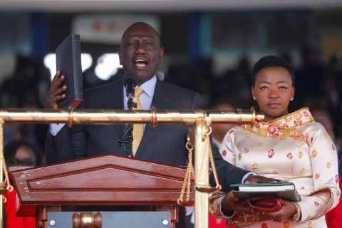 Ông William Ruto tuyên thệ nhậm chức bên cạnh phu nhân Rachel Ruto, ngày 13/9/2022. (Nguồn: reuters.com)