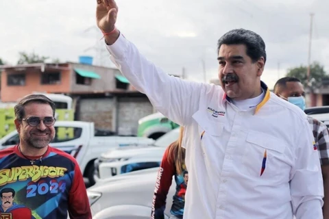 Tổng thống Venezuela Nicolas Maduro vẫy tay chào đám đông trong một ngày làm việc tại Caracas, ngày 13/9/2022. (Nguồn: france24.com)
