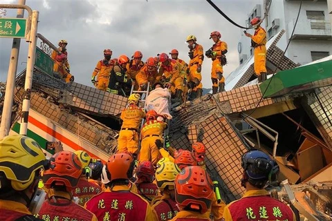 Nhân viên cứu hộ chuyển nạn nhân trong vụ sập nhà sau trận động đất ở huyện Hoa Liên, phía đông Đài Loan (Trung Quốc) ngày 18/9/2022. (Ảnh: AFP/TTXVN)