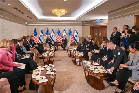 Quang cảnh cuộc làm việc giữa Tổng thống Mỹ Joe Biden và Thủ tướng Israel Yair Lapid cùng nhóm quan chức hai nước, tại Israel ngày 14/7/2022 (giờ địa phương). (Ảnh: TTXVN phát)