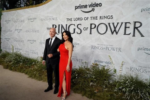 Nhà sáng lập kiêm Giám đốc điều hành Amazon Jeff Bezos (trái) dự lễ công chiếu phim "The Lord of the Rings: The Rings of Power" tại Leicester, London, Anh, ngày 30/8/2022. Ảnh: AFP/ TTXVN