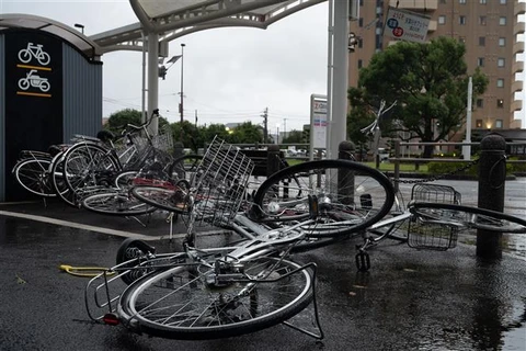 Xe đạp bị gió quật đổ sau khi bão Nanmadol đổ bộ vào tỉnh Kagoshima (Nhật Bản), ngày 18/9/2022. (Ảnh: AFP/TTXVN)