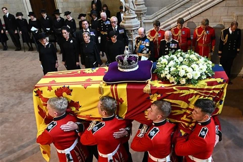 Linh cữu Nữ hoàng Anh Elizabeth II được rước tới tòa nhà Quốc hội Westminter Hall ở London ngày 14/9/2022. Ảnh: AFP/TTXVN