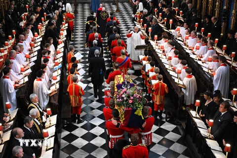 Tại lễ tang, Đức cha David Hoyle, linh mục Tu viện Westminster, người điều hành tang lễ, ca ngợi phụng sự quên mình vì đất nước và người dân của Nữ hoàng Elizabeth II trong suốt 70 năm trị vì của bà. (Ảnh: AFP/TTXVN)