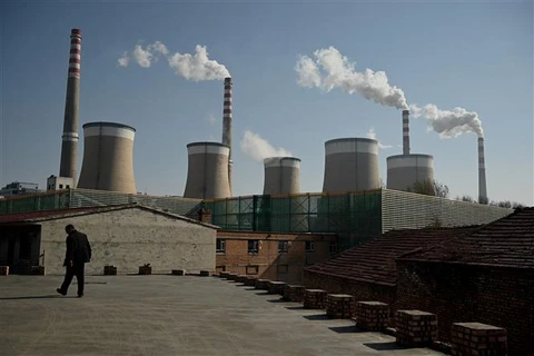 Khí thải bốc lên từ một nhà máy điện than ở Đại Đồng, tỉnh Sơn Tây (Trung Quốc), ngày 4/11/2021. (Ảnh: AFP/TTXVN)