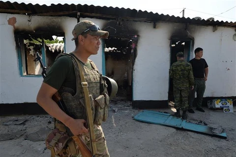 Trạm kiểm soát biên giới bị phá huỷ trong xung đột giữa Tajikistan và Kyrgyzstan ở Maksat, cách thủ đô Bishkek (Kyrgyzstan) khoảng 1200km. (Ảnh: AFP/TTXVN)