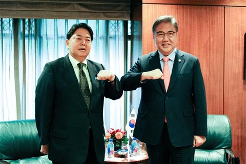Ngoại trưởng Hàn Quốc Park Jin (phải) và Ngoại trưởng Nhật Bản Yoshimasa Hayashi tại cuộc gặp bên lề Khóa họp thường niên Đại hội đồng Liên hợp quốc ở New York (Mỹ), ngày 19/9/2022. (Ảnh: Yonhap/TTXVN)