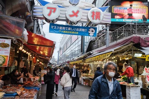 Người dân mua sắm tại một chợ ở Tokyo (Nhật Bản). (Ảnh: AFP/TTXVN)