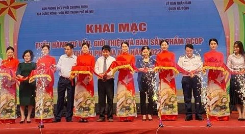 Lãnh đạo Sở Nông nghiệp và quận Hà Đông (thành phố Hà Nội) cắt băng khai mạc. (Ảnh: TTXVN phát)