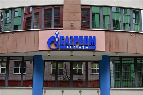 Biểu tượng công ty Gazprom Germania tại trụ sở ở Berlin (Đức), ngày 5/4/2022. (Ảnh: AFP/TTXVN)