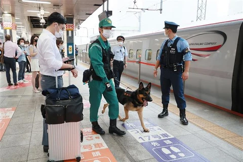 Cảnh sát Nhật Bản tăng cường kiểm tra an ninh tại Tokyo, ngày 20/9/2022. (Ảnh: AFP/TTXVN)