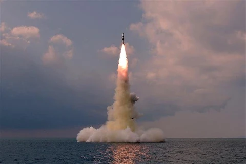Một vụ phóng thử tên lửa đạn đạo kiểu mới từ tàu ngầm tại một địa điểm bí mật ở Triều Tiên (ảnh do Hãng thông tấn Trung ương Triều Tiên đăng phát ngày 20/10/2021). (Ảnh: AFP/TTXVN)