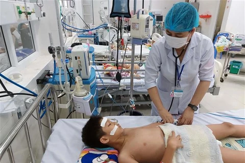 Trẻ em bị sốt xuất huyết được điều trị tại khoa Nhi-Bệnh viện Đa khoa tỉnh Ninh Thuận. (Ảnh: Công Thử/TTXVN)