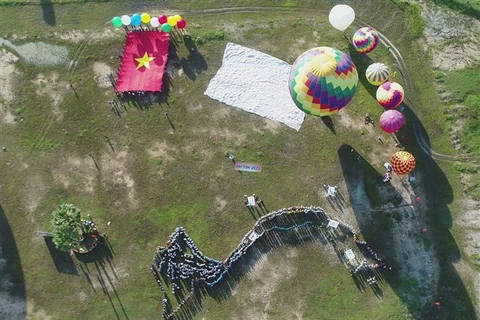 Lễ hội Khinh khí cầu Tri Tôn năm 2022, khai mạc sáng 2/9 vừa qua tại Khu du lịch Tà Pạ-Soài Chek (An Giang) thu hút hàng ngàn du khách đến tham quan, trải nghiệm. (Ảnh: Công Mạo/TTXVN)