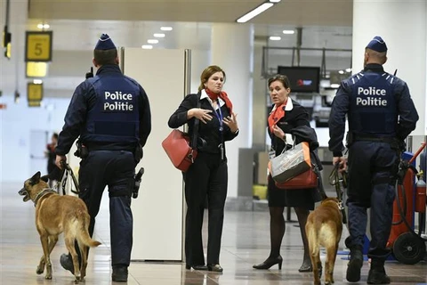 Cảnh sát Bỉ tuần tra tại khu vực sân bay ở Zaventem trong một chiến dịch truy quét khủng bố hồi tháng 2/2022. (Ảnh: AFP/TTXVN)