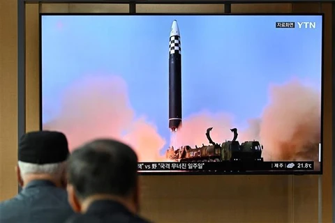 Người dân theo dõi qua truyền hình tại nhà ga Seoul (Hàn Quốc) về một vụ phóng thử tên lửa của Triều Tiên, ngày 25/9/2022. (Ảnh: AFP/TTXVN)