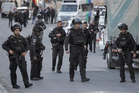 Cảnh sát Israel điều tra hiện trường một vụ tấn công tại Jerusalem, ngày 20/3/2022. (Ảnh: AFP/TTXVN)