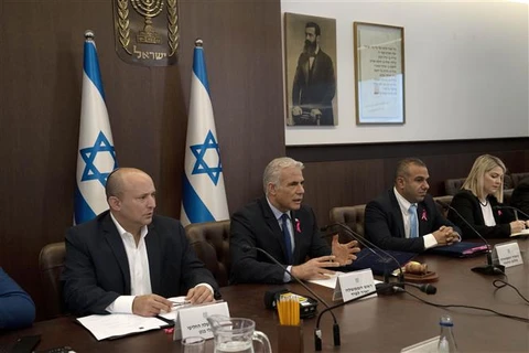 Thủ tướng Israel Yair Lapid phát biểu tại cuộc họp nội các ở Jerusalem, ngày 2/10/2022. (Ảnh: AFP/TTXVN)