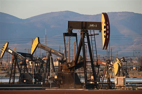 Một giếng dầu tại Kern, California (Mỹ). (Ảnh: AFP/TTXVN)