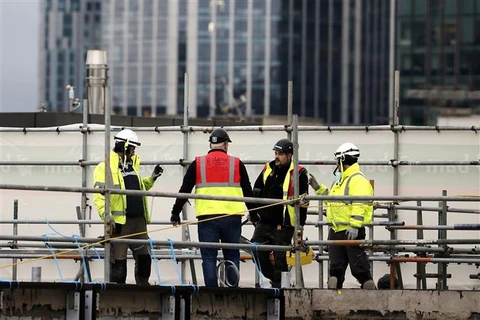 Công nhân làm việc tại một công trường xây dựng ở London (Anh). (Ảnh: AFP/TTXVN)