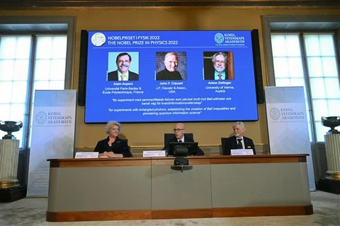 Chân dung ba nhà khoa học Alain Aspect , John F. Clauser và Anton Zeilinger tại lễ công bố giải Nobel Vật lý 2022 ở Viện Hàn lâm Khoa học Hoàng gia Stockholm (Thụy Điển), ngày 4/10/2022. (Ảnh: AFP/TTXVN)