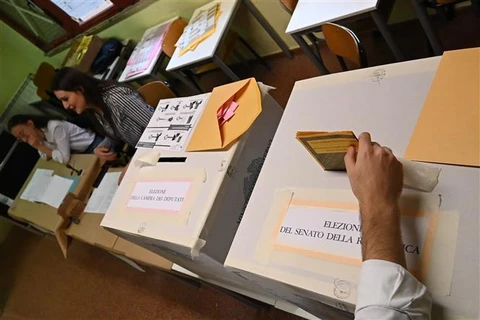 Cử tri bỏ phiếu trong cuộc tổng tuyển cử sớm tại Rome, Italy ngày 25/9/2022. Ảnh: AFP/TTXVN