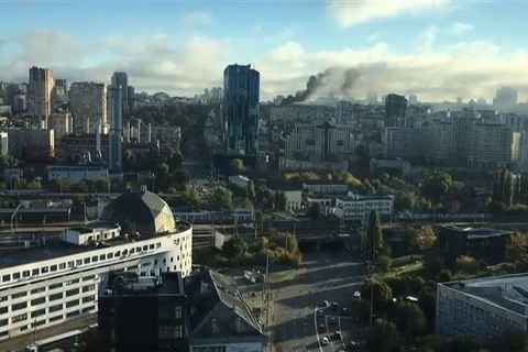 Khói bốc lên sau loạt vụ không kích xuống thủ đô Kiev của Ukraine, ngày 10/10/2022. (Ảnh: AFP/TTXVN)