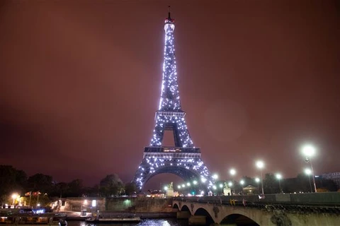 Tháp Eiffel ở thủ đô Paris (Pháp) được thắp sáng ngày 10/11/2018. (Ảnh: AFP/TTXVN)