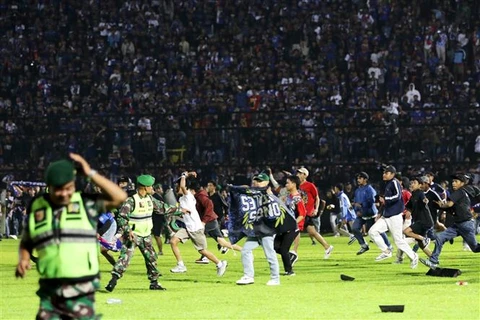 Đám đông hỗn loạn dẫn đến thảm kịch giẫm đạp trên sân vận động Kanjuruhan ở Malang, Đông Java (Indonesia), ngày 1/10/2022. (Ảnh: THX/TTXVN)