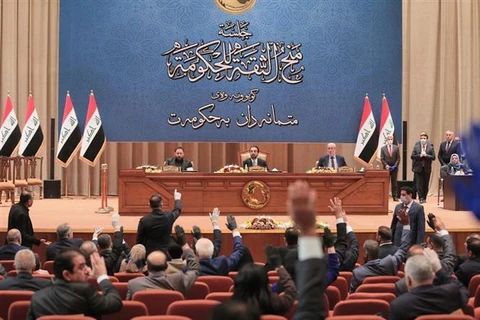 Chủ tịch Quốc hội Iraq Mohammed al-Halbussi (giữa) chủ trì một cuộc bỏ phiếu tín nhiệm tại Quốc hội ở thủ đô Baghdad ngày 7/5/2020. Ảnh: AFP/TTXVN