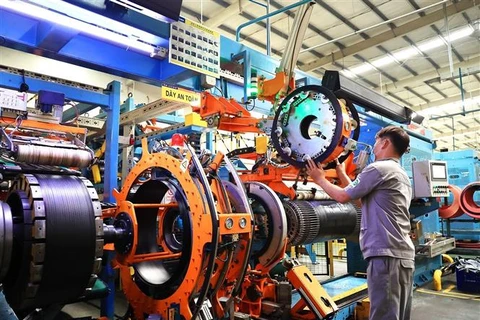 Sản xuất lốp xe ôtô tại Công ty TNHH Sailun Việt Nam, xã Phước Đông, huyện Gò Dầu (Tây Ninh). (Ảnh: Hồng Đạt/TTXVN)