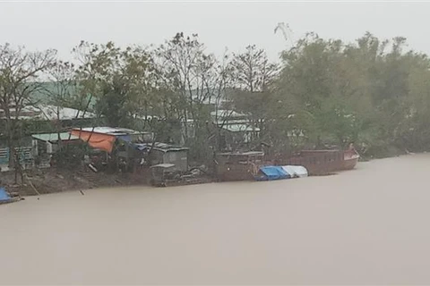 Do mưa lớn kéo dài trên diện rộng kết hợp xả lũ, mực nước các con sông trên địa bàn tỉnh Quảng Nam lên nhanh trong ngày 14/10/2022. (Ảnh: Đoàn Hữu Trung/TTXVN)