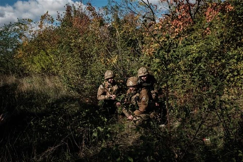 Binh sỹ Ukraine làm nhiệm vụ tại vùng Donetsk, ngày 12/10/2022. (Ảnh: AFP/TTXVN)