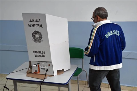 Cử tri bỏ phiếu tại một địa điểm bầu cử ở Sao Paulo, Brazil, ngày 2/10/2022. Ảnh: AFP/TTXVN