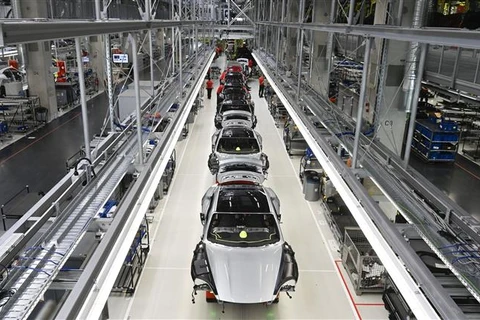 Dây chuyền lắp ráp xe ôtô của hãng Porsche ở Stuttgart, miền Nam Đức ngày 12/5/2020. (Ảnh: AFP/TTXVN)