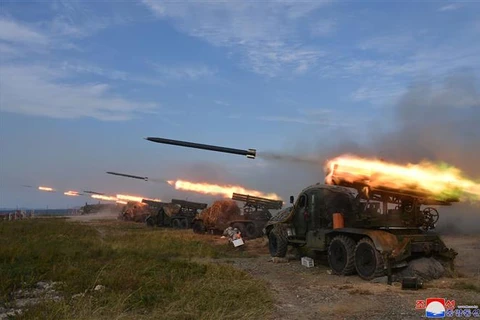 Một cuộc tập trận bắn đạn thật của các đơn vị Quân đội Nhân dân Triều Tiên (ảnh do Hãng thông tấn Trung ương Triều Tiên công bố ngày 10/10/2022). (Ảnh: Yonhap/TTXVN)