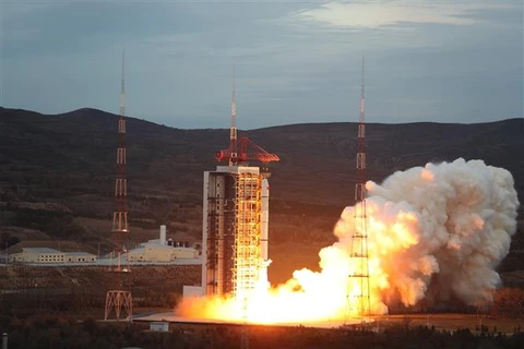 Tên lửa đẩy Trường Chinh-2C mang theo vệ tinh S-SAR01 rời bệ phóng tại Trung tâm phóng vệ tinh Thái Nguyên, tỉnh Sơn Tây (Trung Quốc), ngày 13/10/2022. (Ảnh: THX/TTXVN)
