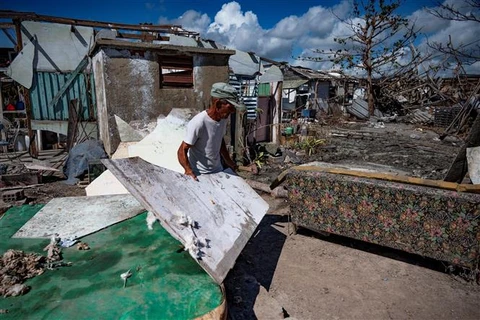 Người dân dọn dẹp sau bão Ian tại tỉnh Pinar del Rio (Cuba) ngày 13/10/2022. (Ảnh: AFP/TTXVN)